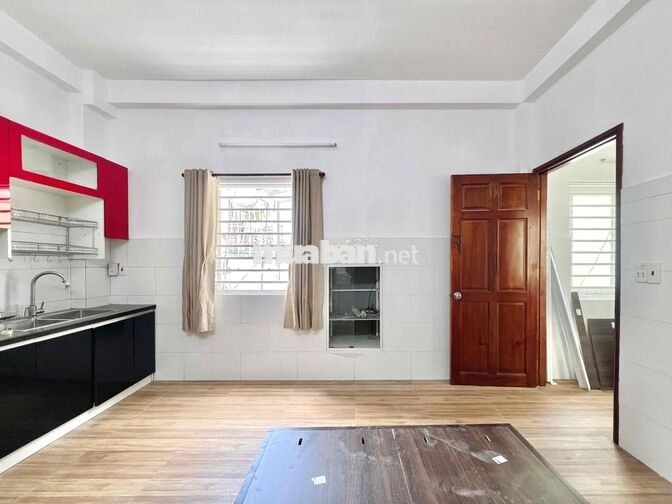 STUDIO CỬA SỔ TRỜI RỘNG 30m2 ĐANG SET UP,SẴN MÁY LẠNH,GẦN CHỢ THẠCH ĐÀ