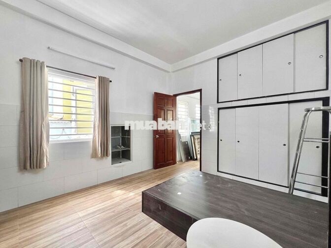 STUDIO CỬA SỔ TRỜI RỘNG 30m2 ĐANG SET UP,SẴN MÁY LẠNH,GẦN CHỢ THẠCH ĐÀ