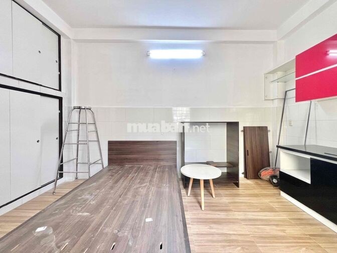 STUDIO CỬA SỔ TRỜI RỘNG 30m2 ĐANG SET UP,SẴN MÁY LẠNH,GẦN CHỢ THẠCH ĐÀ