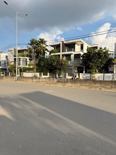 Cần bán 2 căn nhà vị trí đẹp,tiềm năng,  mặt tiền đường Liên Phường