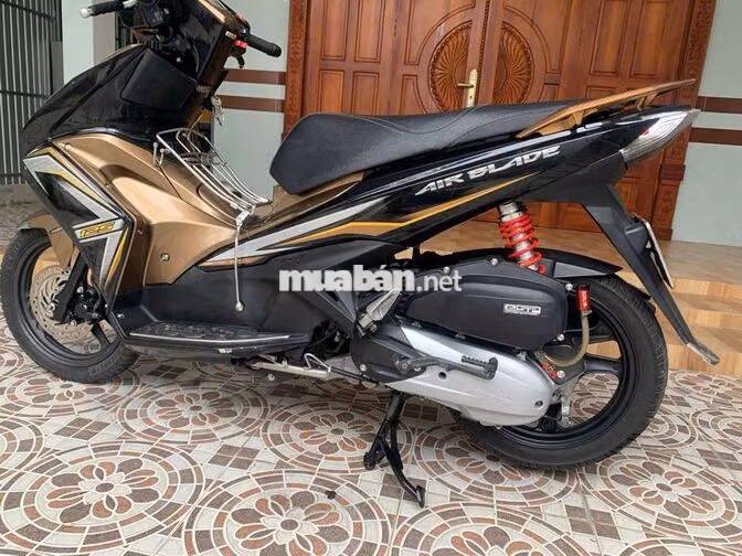 Honda Air Blade 125 Vàng đồng, đen
