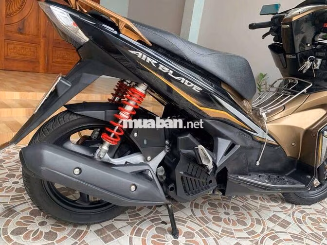 Honda Air Blade 125 Vàng đồng, đen