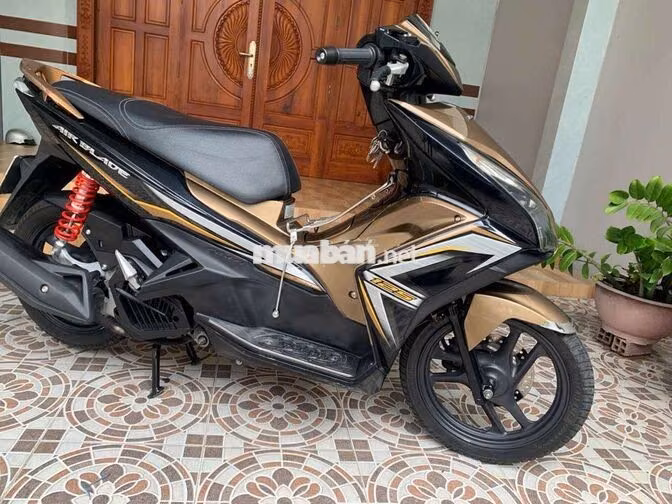 Honda Air Blade 125 Vàng đồng, đen