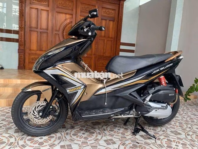 Honda Air Blade 125 Vàng đồng, đen
