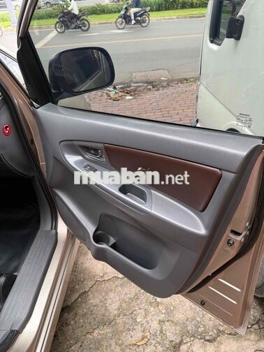 Toyota Innova 2.0E 2013 Vàng cát 100.000 km