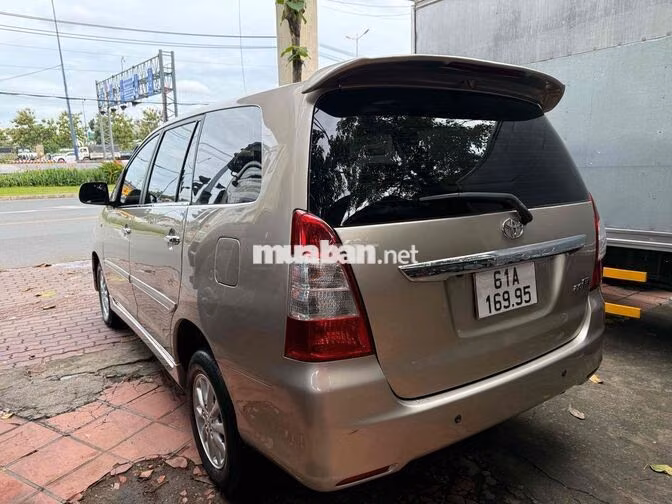 Toyota Innova 2.0E 2013 Vàng cát 100.000 km