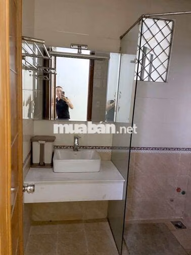 Cho thuê nhà mặt tiền có thang máy
