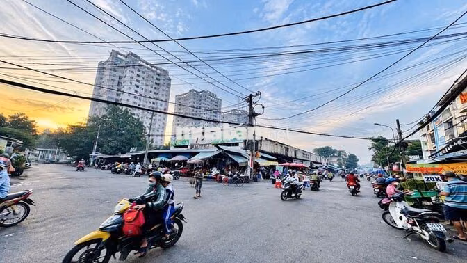 BÁN NHÀ MẶT TIỀN ĐƯỜNG LỘ TẺ ( Trục chính Lộ Tẻ- đối diện cổng chợ)