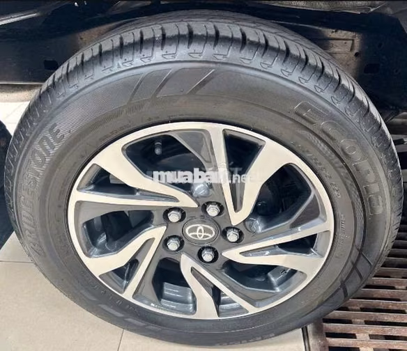 Toyota Innova 2.0E 2022 Số sàn Đồng Ánh Kim