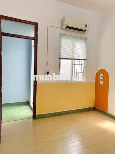 Phòng thoáng đẹp ban công quận 12 có máy lạnh.