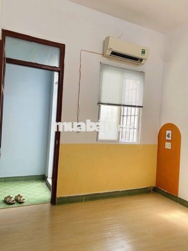 Phòng thoáng đẹp ban công quận 12 có máy lạnh.