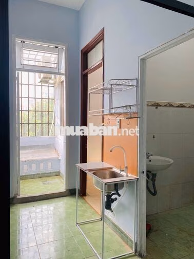 Phòng thoáng đẹp ban công quận 12 có máy lạnh.