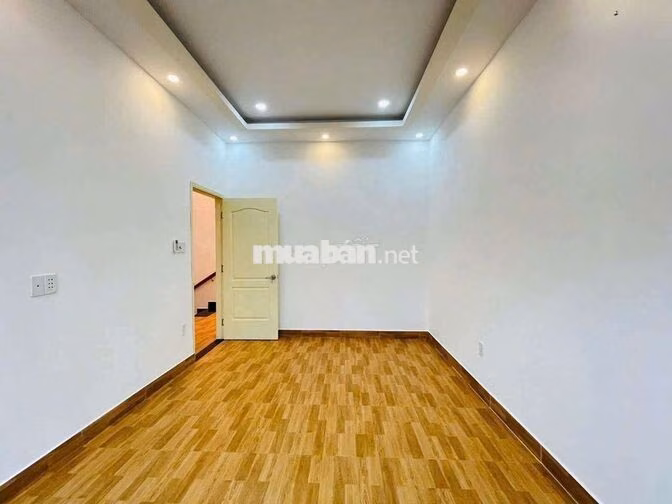 Cho thuê nhà Nguyễn Oanh P17
DT: 10x6. 1 lầu. 3PN, 2WC có 3 máy lạnh