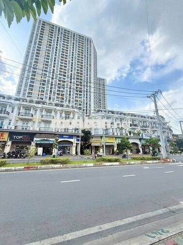 Cho thuê nhà phố mặt tiền đường Tạ Quang Bửu nhà mới đẹp, sạch
