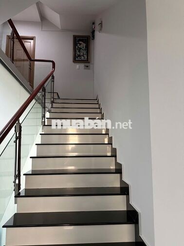 Cho thuê nhà phố mặt tiền đường Tạ Quang Bửu nhà mới đẹp, sạch