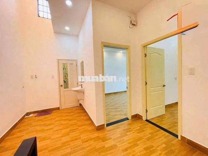 Cho thuê nhà Nguyễn Oanh P17
DT: 10x6. 1 lầu. 3PN, 2WC có 3 máy lạnh