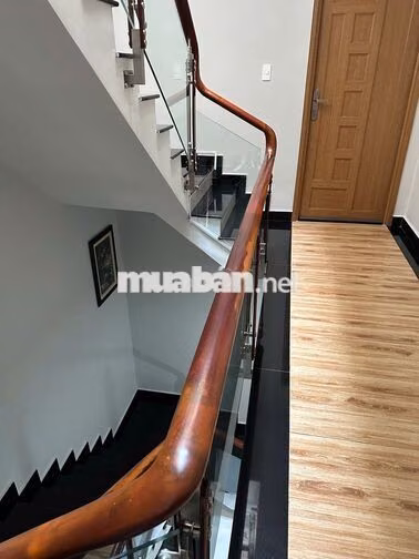 Cho thuê nhà phố mặt tiền đường Tạ Quang Bửu nhà mới đẹp, sạch