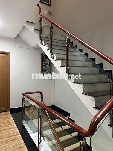Cho thuê nhà phố mặt tiền đường Tạ Quang Bửu nhà mới đẹp, sạch