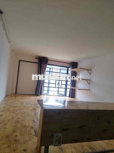 Cho thuê phòng gác lửng cửa sổ full nội thất gần TDTU, RMIT
