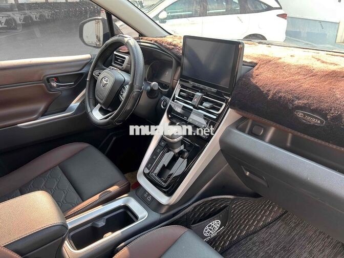 Toyota Innova Cross V 2024 Đen 13000km Tự động