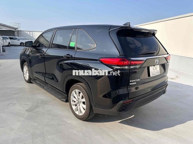 Toyota Innova Cross V 2024 Đen 13000km Tự động