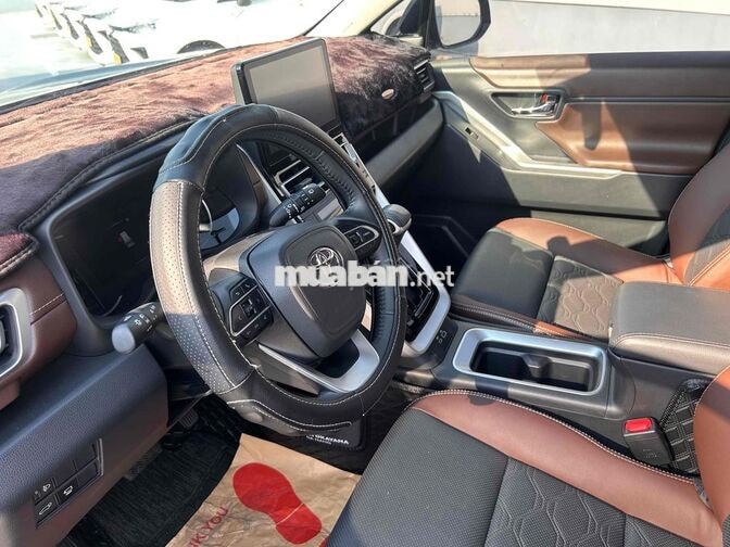 Toyota Innova Cross V 2024 Đen 13000km Tự động