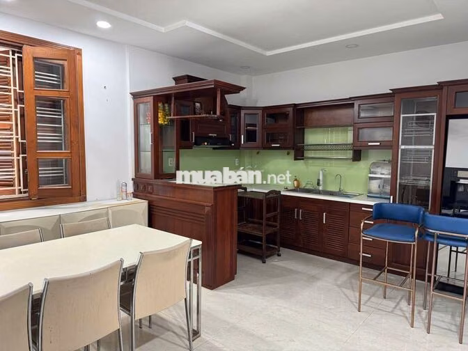Cho thuê nhà mặt tiền Hoàng Diệu - có thang máy