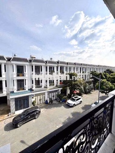 nhà 1 trệt 2 lầu Cách ngã 6 An Phú, Thuận An 1,5 km, đường 7m