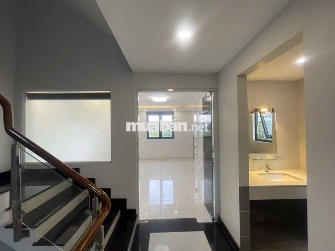 Giáp Q7 - Rộng : 30 m2- Cửa Sổ Trời - Thoáng Mát - Giá 4tr