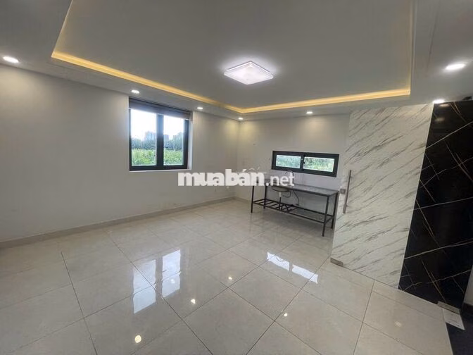 Giáp Q7 - Rộng : 30 m2- Cửa Sổ Trời - Thoáng Mát - Giá 4tr