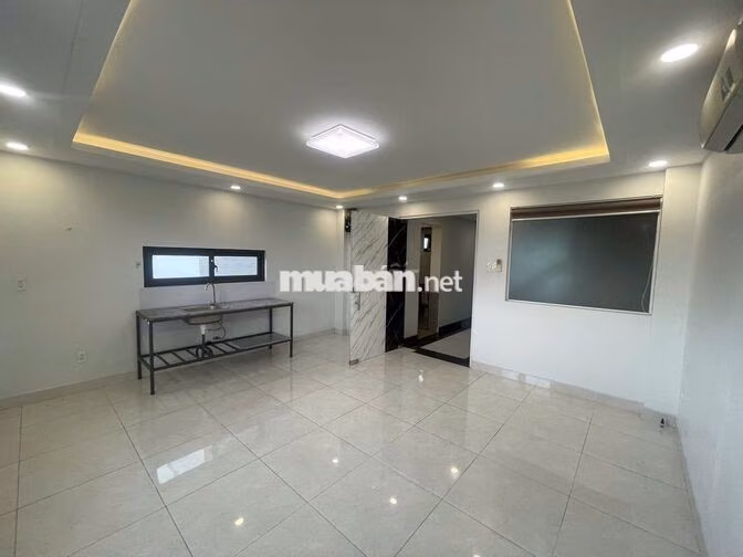 Giáp Q7 - Rộng : 30 m2- Cửa Sổ Trời - Thoáng Mát - Giá 4tr