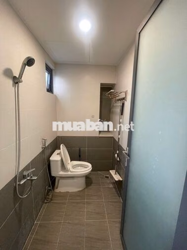 Giáp Q7 - Rộng : 30 m2- Cửa Sổ Trời - Thoáng Mát - Giá 4tr