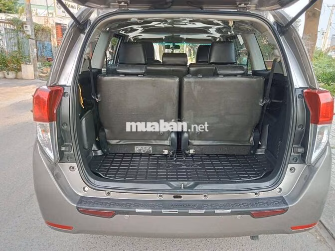 Toyota Innova 7 chỗ màu Nâu