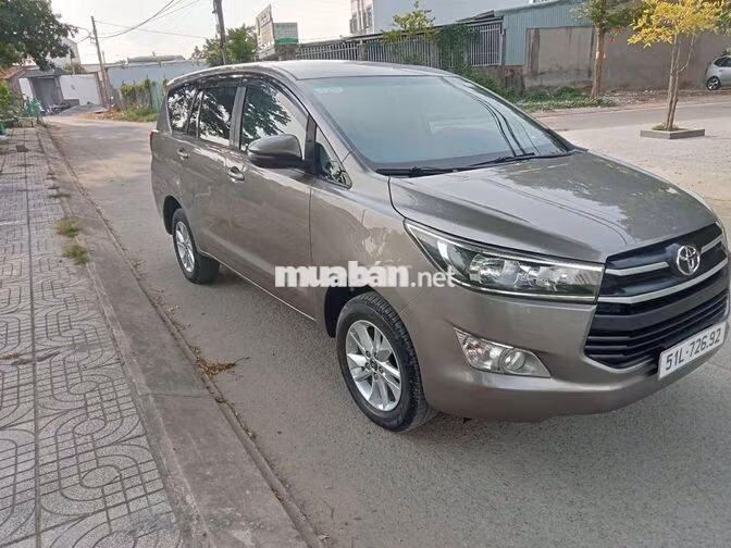 Toyota Innova 7 chỗ màu Nâu