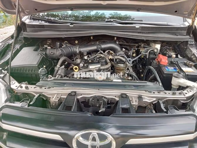 Toyota Innova 7 chỗ màu Nâu