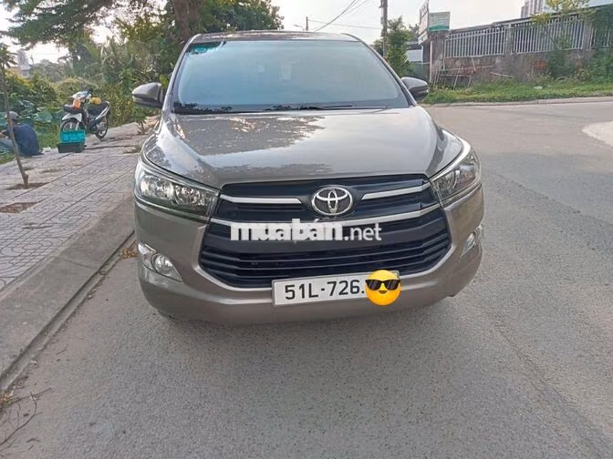 Toyota Innova 7 chỗ màu Nâu