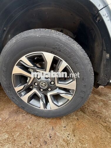Toyota Fortuner 2024 Xám 67687 km