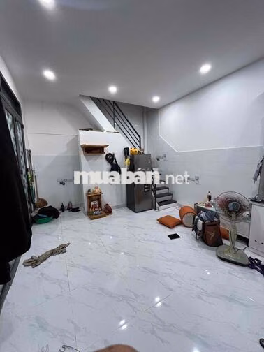 nhà góc 2 mặt tiền cách hẻm xe hơi 500m