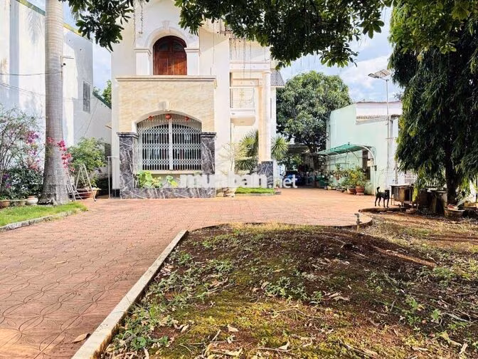 CHO THUÊ BIỆT THỰ SÂN VƯỜN - DIỆN TÍCH 700m² MẶT TIỀN TRUNG TÂM
