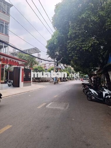 Sang 4 sân bóng Linh Trung Thủ Đức 