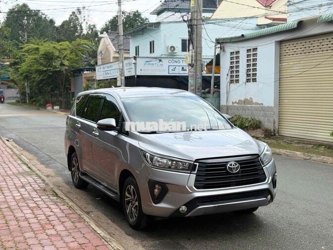 Toyota Innova 2.0E 2023 Số sàn 8 chỗ Bạc