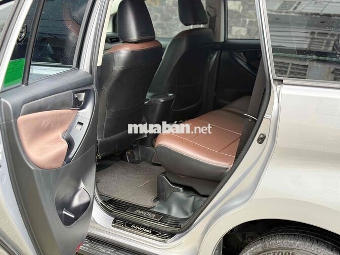 Toyota Innova 2.0E 2023 Số sàn 8 chỗ Bạc