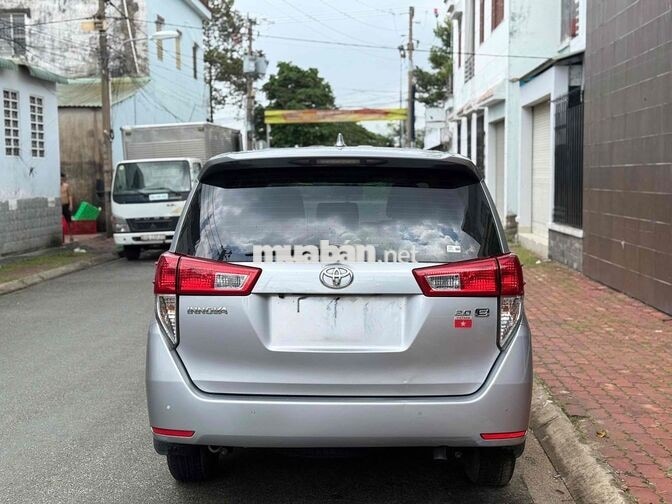 Toyota Innova 2.0E 2023 Số sàn 8 chỗ Bạc