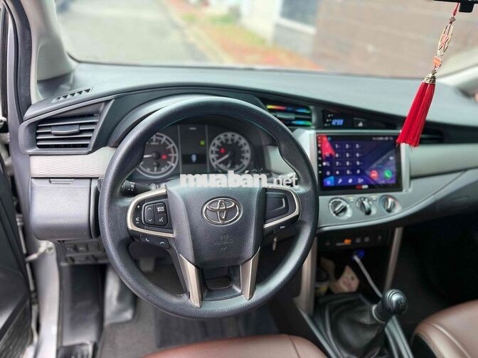 Toyota Innova 2.0E 2023 Số sàn 8 chỗ Bạc