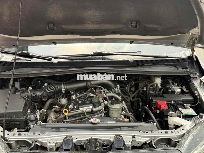 Toyota Innova 2.0E 2023 Số sàn 8 chỗ Bạc