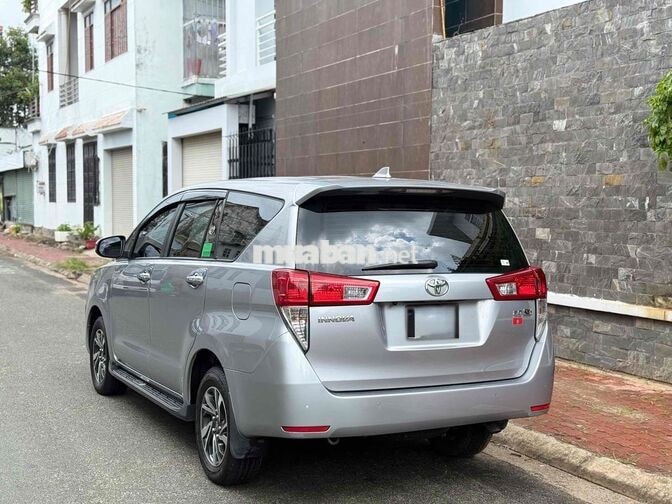Toyota Innova 2.0E 2023 Số sàn 8 chỗ Bạc