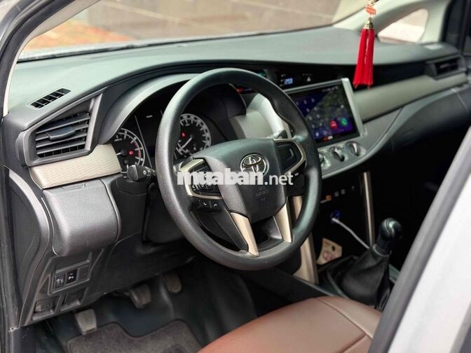 Toyota Innova 2.0E 2023 Số sàn 8 chỗ Bạc