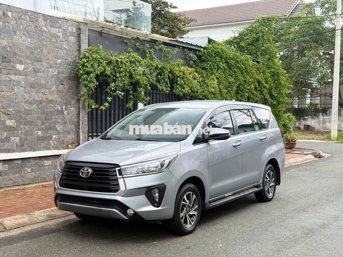 Toyota Innova 2.0E 2023 Số sàn 8 chỗ Bạc