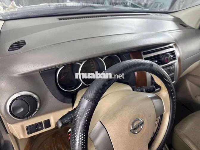 Nissan Grand Livina Xám Việt Nam 5 chỗ