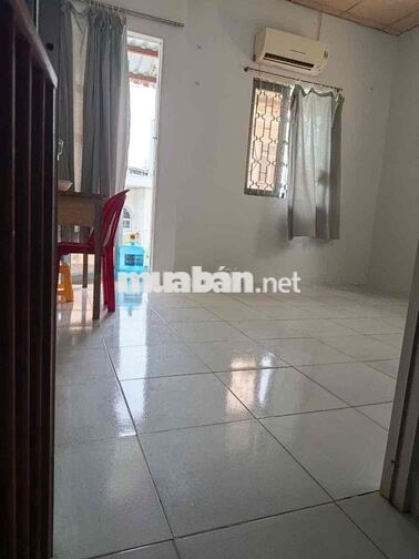 Cho thuê phòng trọ gần ngã tư hàng xanh, có máy lạnh.